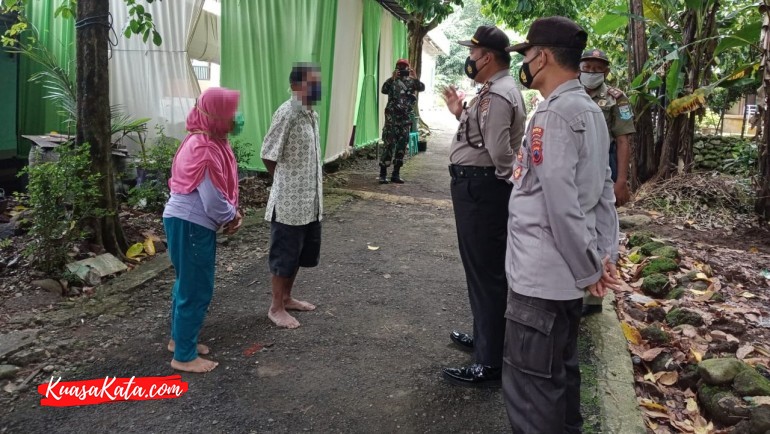 Petugas Polsek Bobotsari memberikan pengarahan kepada warga yang menggelar hajatan di saat PPKM, Jumat (15/1/2021). Acara tersebut terpaksa dibubarkan. (Foto :Humas Polsek Bobotsari)