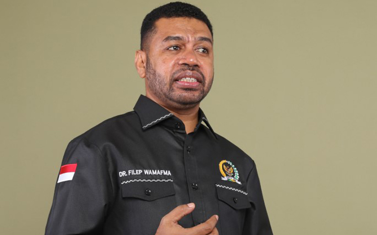 Anggota DPD RI Asal Papua Dr. Filep Wamafma.