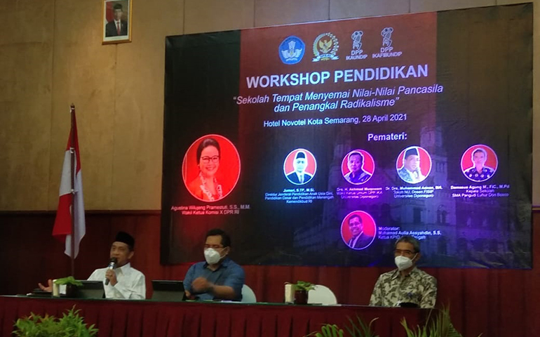 Dosen FISIP Undip yang juga merupakan tokoh NU, Dr. Drs. Muhammad Adnan, MA, (paling kiri) dalam Workshop Pendidikan