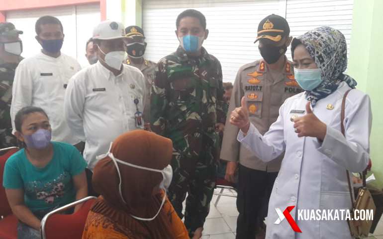 Bupati Brebes, Hj. Idza Priyanti SE MH, bersama jajaran Forkopimda meninjau langsung pelaksanaan vaksinasi Covid-19 bagi para pedagang di Pasar Induk Brebes dan Pasar Belakang Kodim Brebes, Rabu (9/6/2021).
