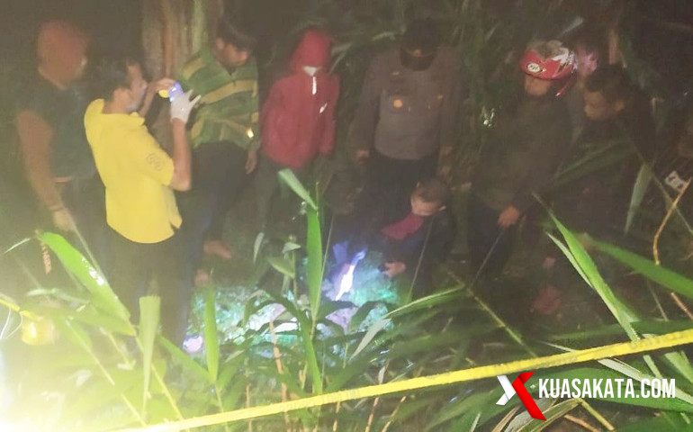 Polisi bersama warga melihat lokasi Hutan Pinus di Desa Jingkang, Kecamatan Karangjambu, Purbalingga tempat ditemukannya bayi. (Foto :Humas Polres Purbalingga)