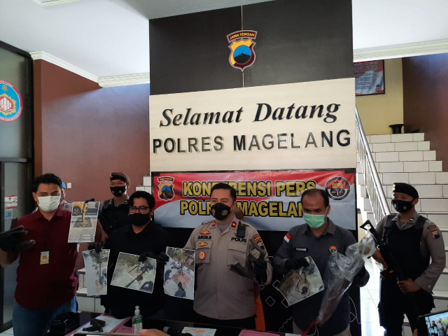 Jajaran Polres Magelang saat menggelar jumpa pers kasus pencurian besi di KSPN Borobudur, Selasa (8/6). (Foto: Humas Polda Jateng).