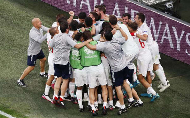 Pemain Spanyol merayakan kemenangan adu penalti atas Swiss di babak perempat final Piala Eropa 2020. Di semifinal Spanyol kalah adu penalty dari Italia. (Foto :Istimewa)