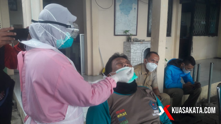 Swab petugas pemotongan hewan kurban di Dinas Peternakan dan Kesehatan Hewan (DPKH) Kabupaten Brebes. Foto: Kuasakatacom.