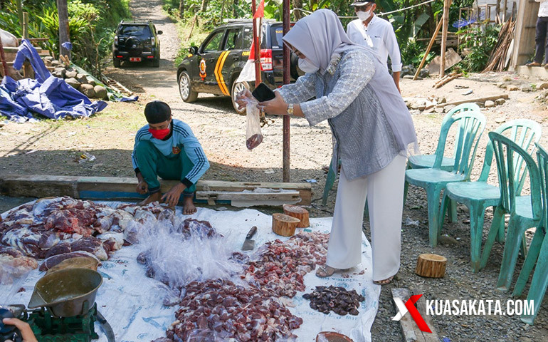 Bupati Purbalingga Dyah Hayuning Pratiwi (Tiwi) memantau penyembelihan hewan kurban di Desa Panusupan Kecamatan Rembang, Selasa (20/7/2021). Penyembelihan harus sesuai dengan Edaran Menteri Agama Nomor 17/2021. (Joko Santoso)