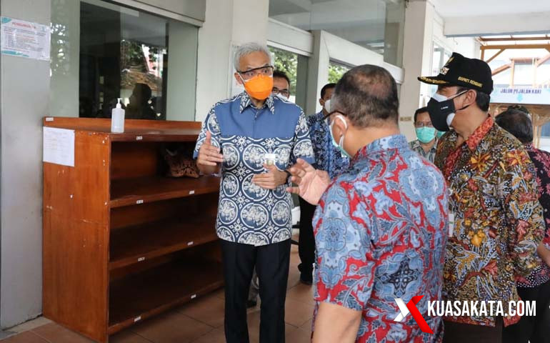 Gubernur Jawa Tengah Ganjar Pranowo saat melakukan kunjungan kerja di Kabupaten Rembang, Rabu (21/7/2021).