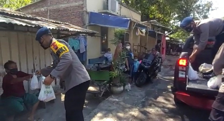 Jajaran Personil Brimob Simongan Semarang saat membagikan daging hewan qurban kepada warga sekitar, Selasa (20/7). (Foto: Dok Brimob Simongan).
