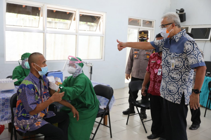 Gubernur Jawa Tengah Ganjar Pranowo saat meninjau vaksinasi penyandang disabilitas, di Kabupaten Rembang, Rabu (21/7). (Foto: Humas Jateng).