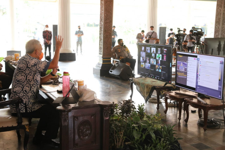 Gubernur Jawa Tengah Ganjar Pranowo saat menggelar Rembug Desa di Kabupaten Rembang, Rabu (21/7). (Foto: Humas Jateng).