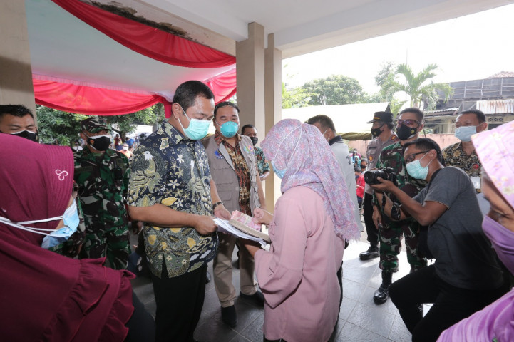 Walikota Semarang Hendrar Prihadi saat membagikan BST di Kecamatan Mijen, Jumat (23/7). (Foto: Humas Kota Semarang).