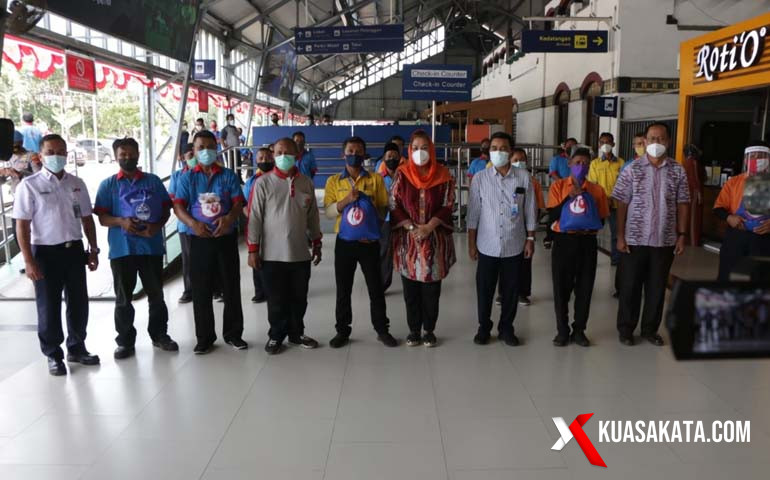 Wakil Walikota Semarang Hevearita Gunaryanti Rahayu saat berfoto bersama para porter penerima sembako di Stasiun Tawang Semarang, Jumat (6/8). [foto: dok]