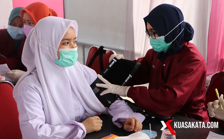 Para santri di salah satu Ponpes di wilayah Kabupaten Brebes mengikuti vaksinasi dengan mengikuti prokes yang cukup ketat, Selasa (7/9/2021). Foto. Eko S/kuasakata.com