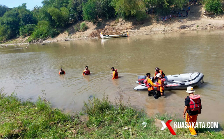 Tim SAR Gabungan terus melakukan pencarian salah satu korban tenggelam, Nur Ismail (13), warga Desa Glonggong Kecamatan Wanasari dengan menyusuri Sungai Pemali, Brebes, Jawa Tengah, Senin (13/9/2021). Foto. Eko S/kuasakata.com