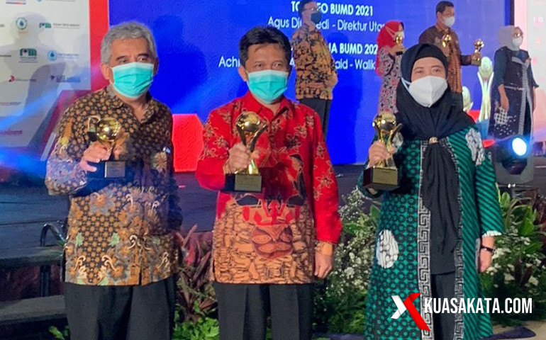 Bupati, Sekda dan Direktur PT BPR Bank Wonosobo menerima penghargaan Top BUMD Awards. Foto : emhaka/kuasakata.com