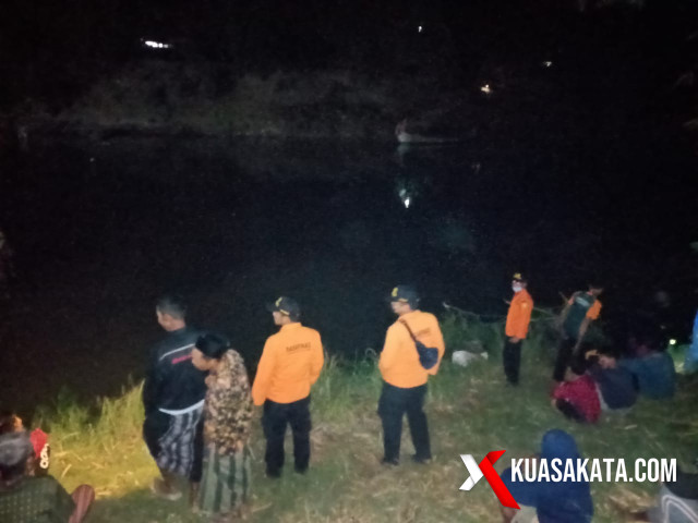 Tim SAR Cilacap saat proses pencarian korban tenggelam di Sungai Pemali Brebes, Senin (13/9) malam. (Foto: Humas SAR Cilacap).