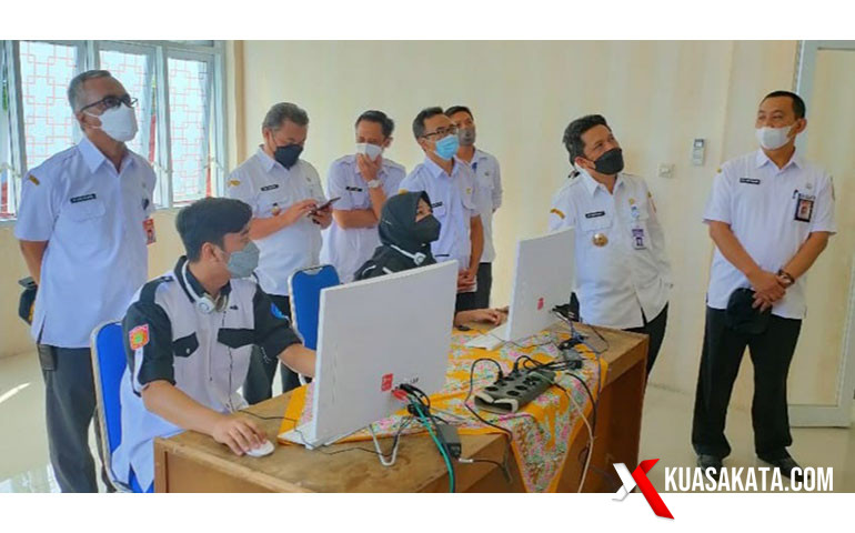 Bupati dan Wakil Bupati Wonosobo ketika meninjau kanan Lapor Bupati di Kantor Diskominfo setempat. Foto : emhaka/kuasakata.com.