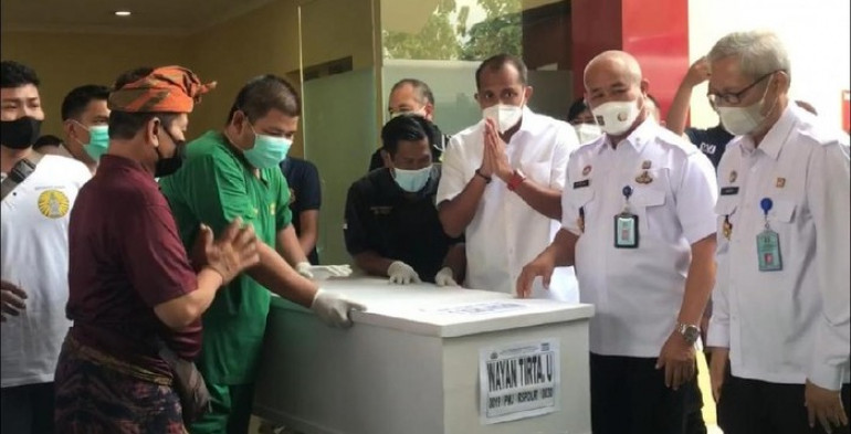 Wamenkumham Eddy Hiraej menyerahkan jenazah I Wayan Tirta, korban kebakaran Lapas Tangerang ke keluarga, Foto: Istimewa