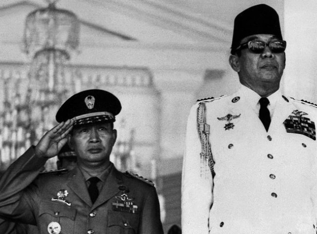 Soeharto (kiri) dan Soekarno (kanan). (Foto: Istimewa)