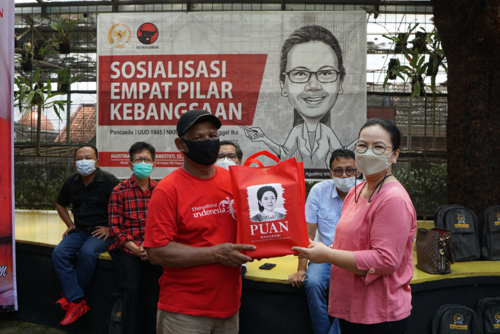 Anggota MPR Agustina Wilujeng Pramestuti SS MM memberikan bahan bacaan dalam sosialisasi empat pilar, Jumat (15/04) di Kafe Warga Lokal, Semarang.