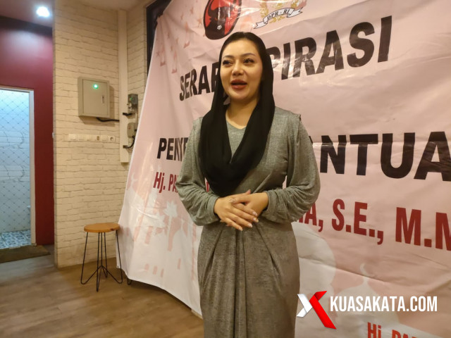 Anggota Fraksi PDI Perjuangan DPR RI, Hj Paramitha Widya Kusuma SE MM menyampaikan sambutan dan pemaparan kegiatan dalam acara berbuka puasa bersama awak media peliput wilayah.Kabupaten Brebes dan sekitarnya di King's Cafe, Brebes, Jawa Tengah, Rabu (27/4/2022). Foto Eko S/kuasakata.com