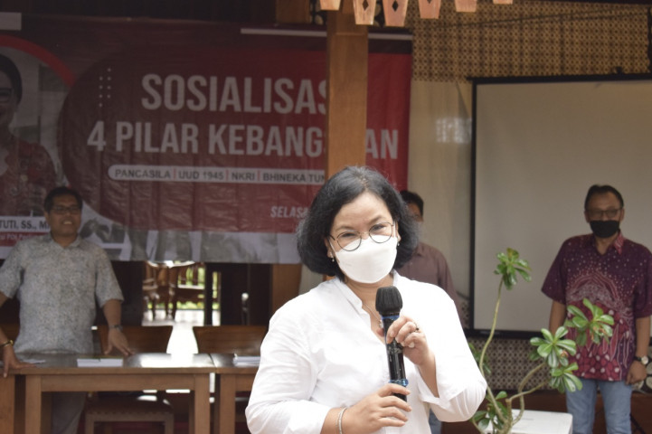 Anggota MPR Agustina Wilujeng Pramestuti SS MM tengah memberikan pengantar diskusi dalam Sosialisasi Empat Pilar Kebangsaan, Selasa (10/05) di Kafe Warga Lokal, Semarang.