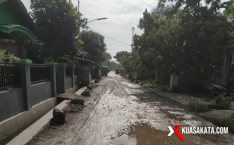 Jalan penghubung dengan desa tetangga di Desa Pulosari membutuhkan perbaikan segera akibat kondisinya saat ini rusak parah. Foto. Eko S/kuasakata.com