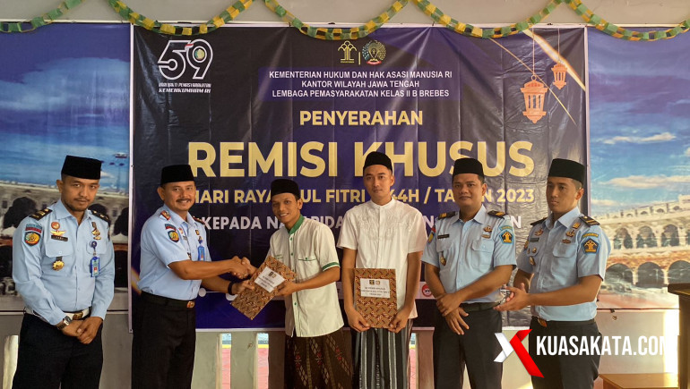 Kalapas Kelas IIB Brebes, Isnawan, secara simbolis menyerahkan SK remisi khusus Hari Raya Idul Fitri 1444 H Tahun 2023 di lapas setempat, Sabtu, (22/05/23). Foto. Eko S/kuasakata.com