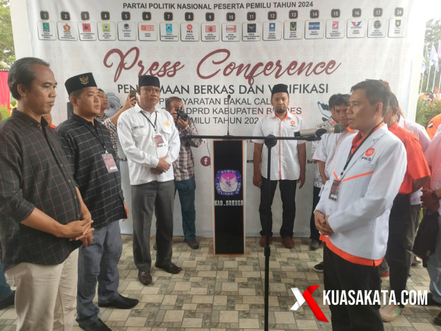 Ketua KPU Muamar Riza Pahlevi menerima kedatangan Ketua DPD PKS Kabupaten Brebes H Abdullah Syafaat ST MSy beserta jajarannya dalam rangka penyerahan berkas persyaratan bacaleg di Kantor KPU setempat, Kamis (11/5/2023). Foto. Eko S/kuasakata.com