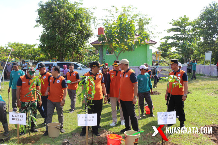 Pj Bupati Urip Sihabudin SH MH didampingi Kepala DLHPS Kabupaten Brebes, Laode Vindar Aris Nugroho AP MSi secara simbolis menanam bibit pohon dalam rangka memperingati Hari Peduli Sampah Nasional dan Hari Bumi se-Dunia yang dipusatkan di Lapangan Desa Bulakelor, Kecamatan Ketanggungan, Kabupaten Brebes, Jawa Tengah, Jumat (26/5/2023). Foto. Eko S/kuasakata.com