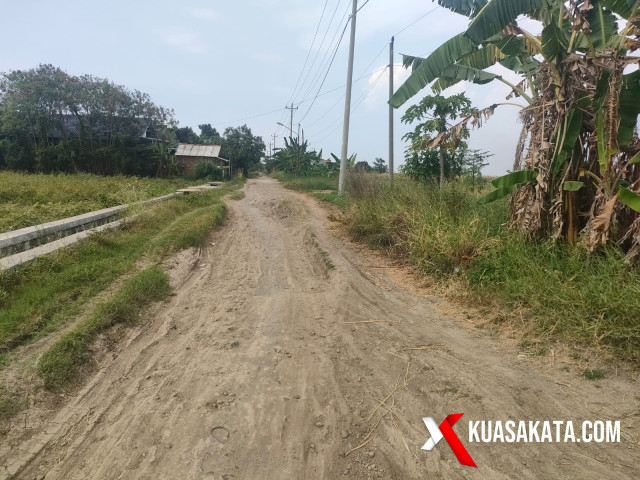 Pemdes Tengki dan warga hampir tiap tahun mengurug jalan penghubung dengan Kelurahan Pasarbatang, karena tidak adanya perhatian dari instansi berwenang untuk memperbaikinya meski sudah rutin diusulkan lewat Musrenbang. Foto. Eko S/kuasakata.com