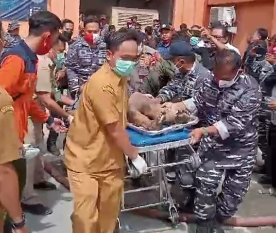 Keterangan Foto : Petugas gabungan mengevakuasi korban kebakaran gedung New Orange Karaoke yang terletak di Jalan Veteran, Kelurahan Mintaragen, Kecamatan Tegal Timur, Kota Tegal, Senin (15/1/2024) pagi. Foto. Eko S/kuasakata.com