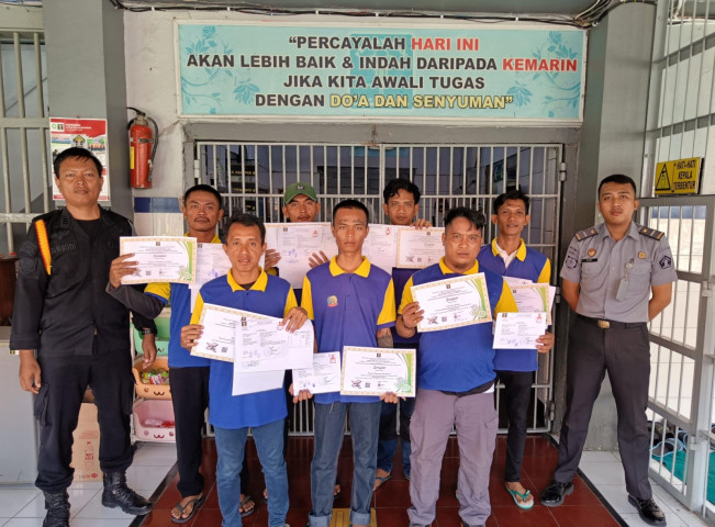 Tujuh warga binaan Lapas Kelas IIB Brebes mendapatkan hak integrasi untuk menjalani program Pembebasan Bersyarat (PB),.Senin (13/5/2024). Foto. Eko S/Kuasakata.com