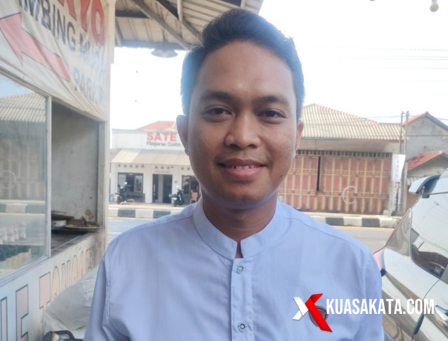 Agung Prihatna SSos MSos memberikan keterangan kepada awak media usai menyerahkan berkas formulir pendaftaran Bacabup ke Partai Gerindra Kabupaten Brebes, Senin (27/5/2024). Foto. Eko S/Kuasakata.com