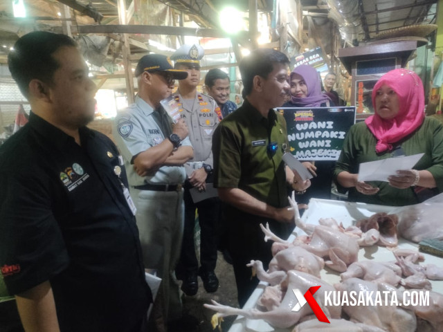 Kepala Bapenda Jateng Nadi Santoso SP MSi bersama Kepala UPPD Kabupaten Brebes, Agung Brilliantoro ST bersama dengan tim melakukan blusukan ke Pasar Induk Brebes dalam rangka mensosialisasikan Program Samsat Jateng Empat Kali Lipat Untung kepada para pedagang pasar setempat, Selasa (25/2024). Foto. Eko S/Kuasakata.com
