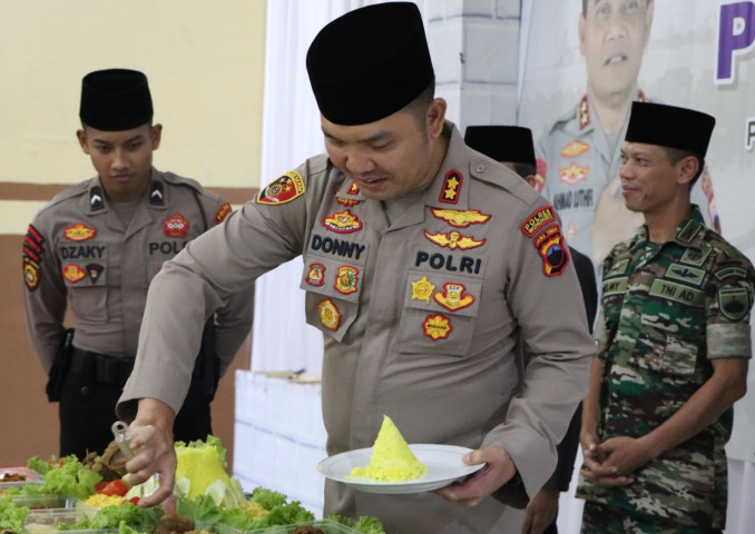 Kapolres Wonosobo AKBP Donny Sardo Lumbatoruan, SH SIK MIK memotong tumpeng saat HUT ke-78 Bhayangkara. Foto : emhaka putra/kuasakata.com