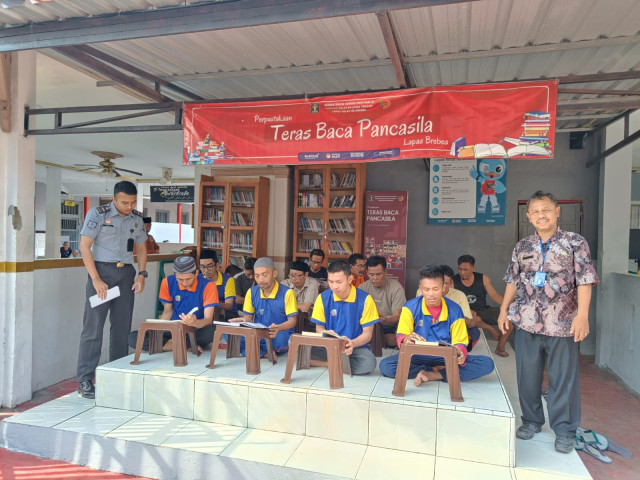 Warga binaan Lapas Brebes menyambut dengan antusias kehadiran Perpusling Dinarpus Kabupaten Brebes di Teras Baca Pancasila Lapas setempat, Selasa (10/9/2024). Foto. Eko S/Kuasakata.com