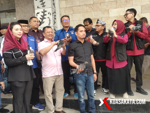 Ketua KPU Kabupaten Brebes, Manja Lestari Damanik usai digelarnya Deklarasi Damai Pemilihan Bupati dan Wakil Bupati Brebes 2024 bersama dengan sejumlah tamu undangan melepas burung merpati di pelataran Hotel Grand Dian, Brebes. Foto. Eko S/Kuasakata.com
