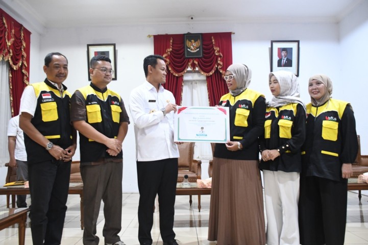 Bupati Purbalingga Fahmi Muhammad Hanif secara simbolis menyumbangkan gaji dan tunjangannya di bulan Maret 2025 kepada empat komunitas, salah satunya Barda Family Lumampah Shodaqoh (BFLs). (Foto : Prokopim Setda Purbalingga).