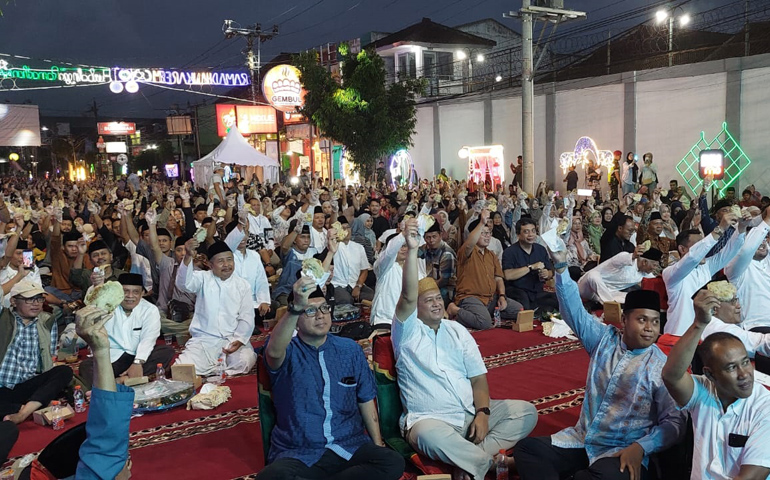 Puluhan ribu warga mengikuti buka puasa bersama dengan menu mendoan, di kawasan Jalan Jenderal Soedirman Purbalingga, Sabtu (22/3/2025) petang. (Foto : MS Hutomo)