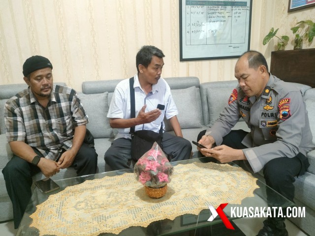 Kabag Ops Polres Brebes Kompol Suraedi SH menerima kehadiran aktivis dari Landep, Dedy Rohman dan Moh Subkhan di ruang kerjanya, Selasa (15/4/2025). Foto. Eko S/Kuasakata.com
