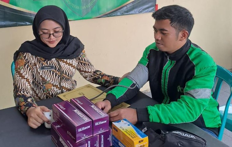 Pengemudi ojek online saat melakukan pemeriksaan kesehatan gratis di Poliklinik Polres Wonosobo. Foto : emhaka putra/kuasakata.com
