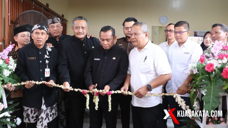 Pelaksana Harian Sekda Brebes, Dr Tahroni MPd memotong untai bunga melati tanda diresmikannya KPL Unggul Perkasa Desa Limbangan, Kecamatan Kersana, Kabupaten Brebes, Rabu (18/6/2025) siang. Foto. Eko S/kuasakata.com
