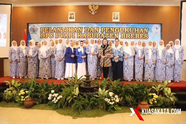 Bupati Hj Paramitha Widya Kusuma SE MM berfoto bersama dengan jajaran Pengurus DPC IWAPI Kabupaten Brebes periode 2025-2030 yang dinahkodai Hajjah Yanti Ria Anggraeni SE MM usai acara pengukuhqn di Hotel Grand Dian Brebes, Kamis (17/7/2025). Foto. Eko S/kuasakata.com
