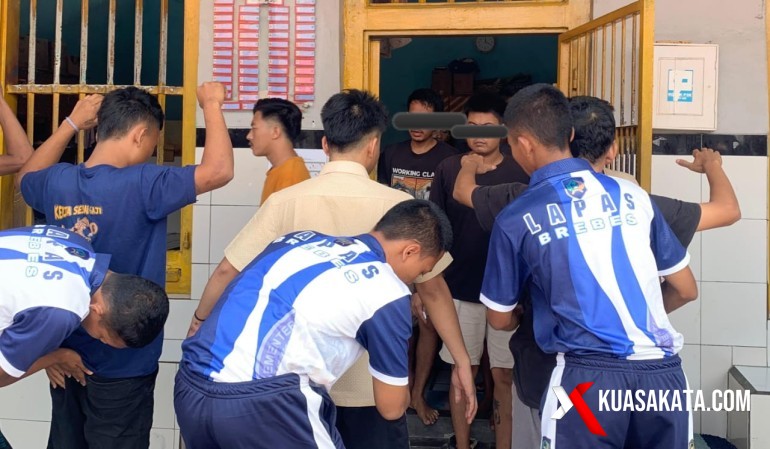 Petugas melakukan penggeledahan badan warga binaan dan kamar hunian Lapas Brebes, Senin (28/7/2025). Foto. Eko S/kuasakata.com