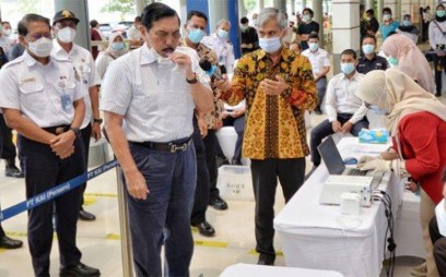 Luhut Lakukan Uji Coba Penggunaan GeNose di Stasiun Pasar Senen