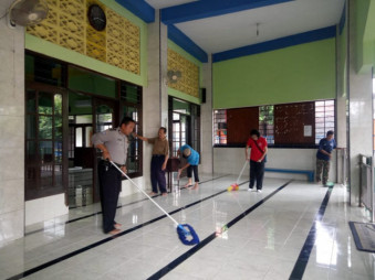 Sambut Ramadan, Polisi Solo Bersih-bersih Masjid