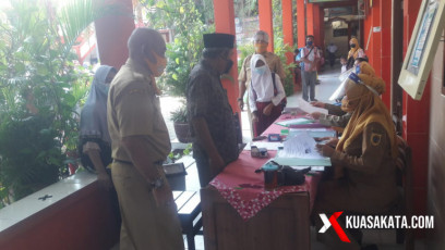 Server PPDB Lemot, Orang Tua Calon Siswa Datangi Sekolah