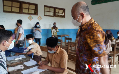 Tinjau Vaksinasi di MTs Safinatul Huda, Dian Kristiandi Pastikan Pelajar di Karimunjawa Sudah Divaksin