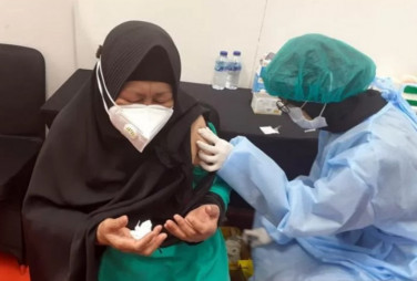 Warga Klaten Antusias Ikuti Vaksinasi yang Digelar Malam Hari