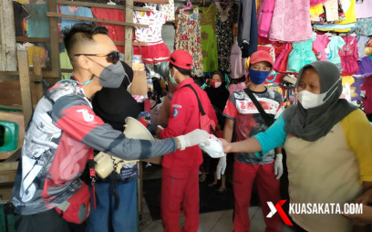 PMI Bagikan Masker dan Sabun untuk Pedagang Pasar Induk Brebes